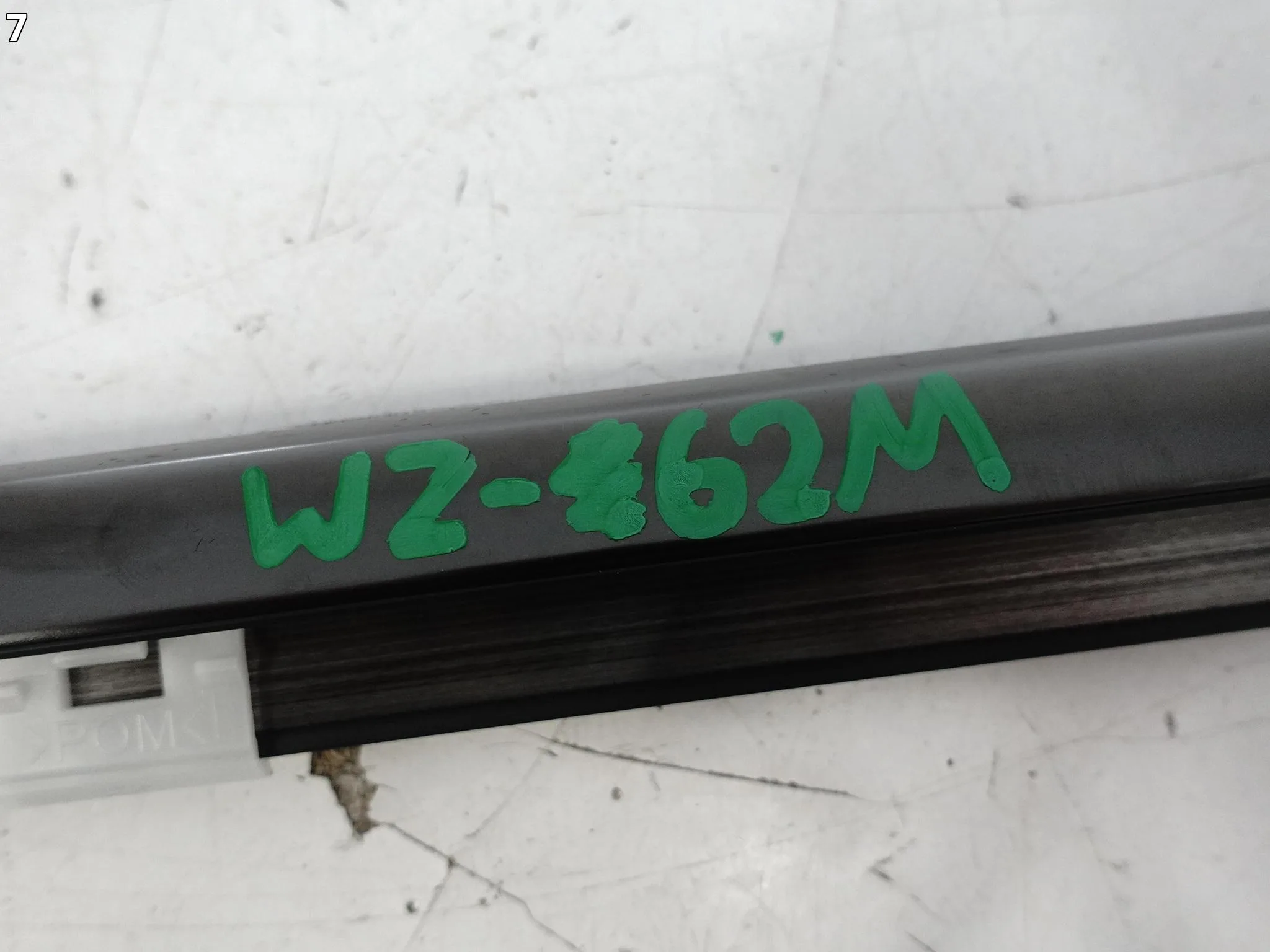 LEXUS NX II AZ20 21- LISTWA ZGARNIAJĄCA SZYBY DRZWI TYŁ PRAWA BLACK ORG ac6e7677d880a4532ea571cd61c5effd
