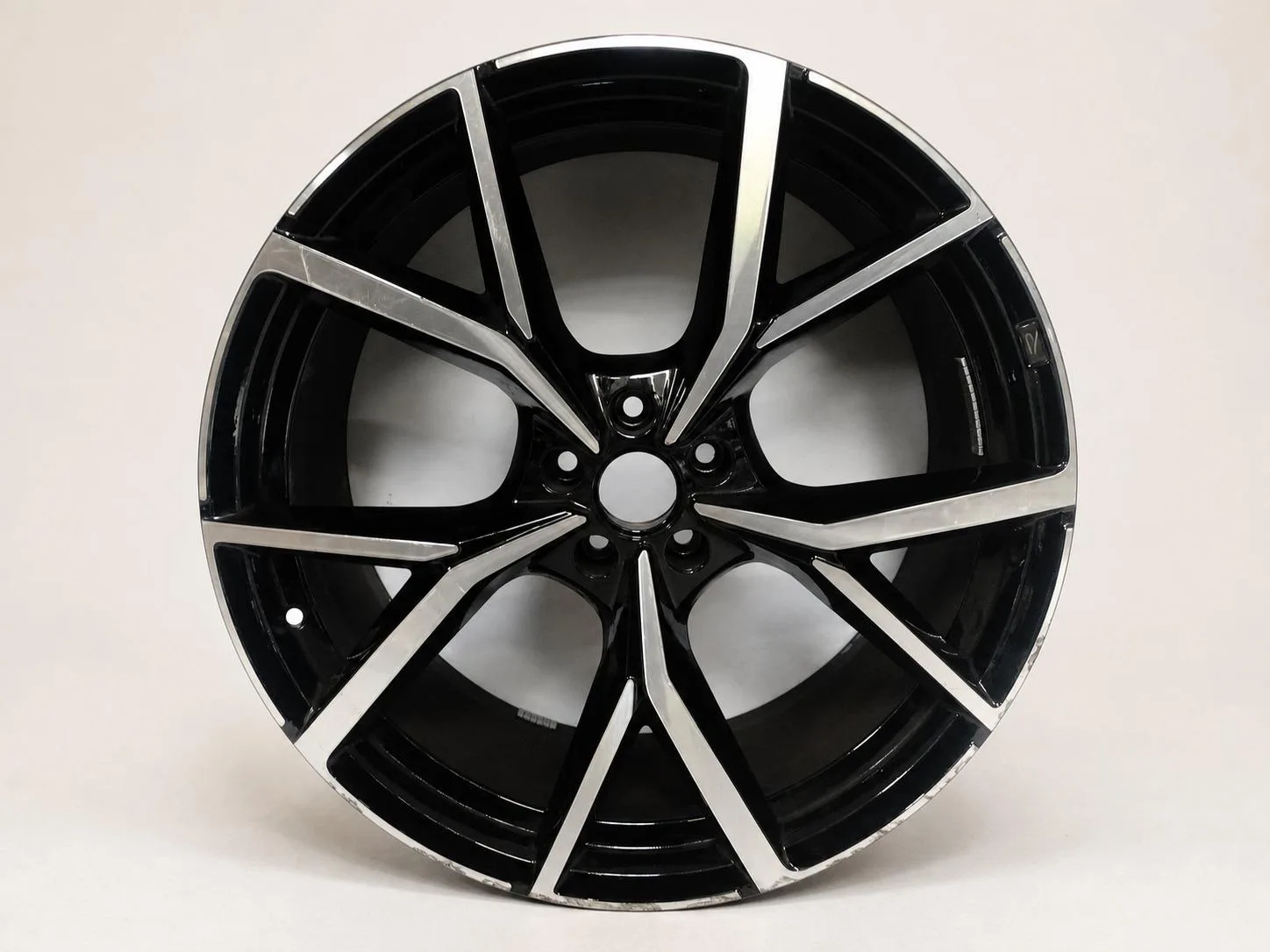 VW TOUAREG 3 III 760 CR7 R / R-LINE FELGA 9.5JX22 ET31 5×112 760601025AF c32f25149226dda1a7c6de6a81dd45a7