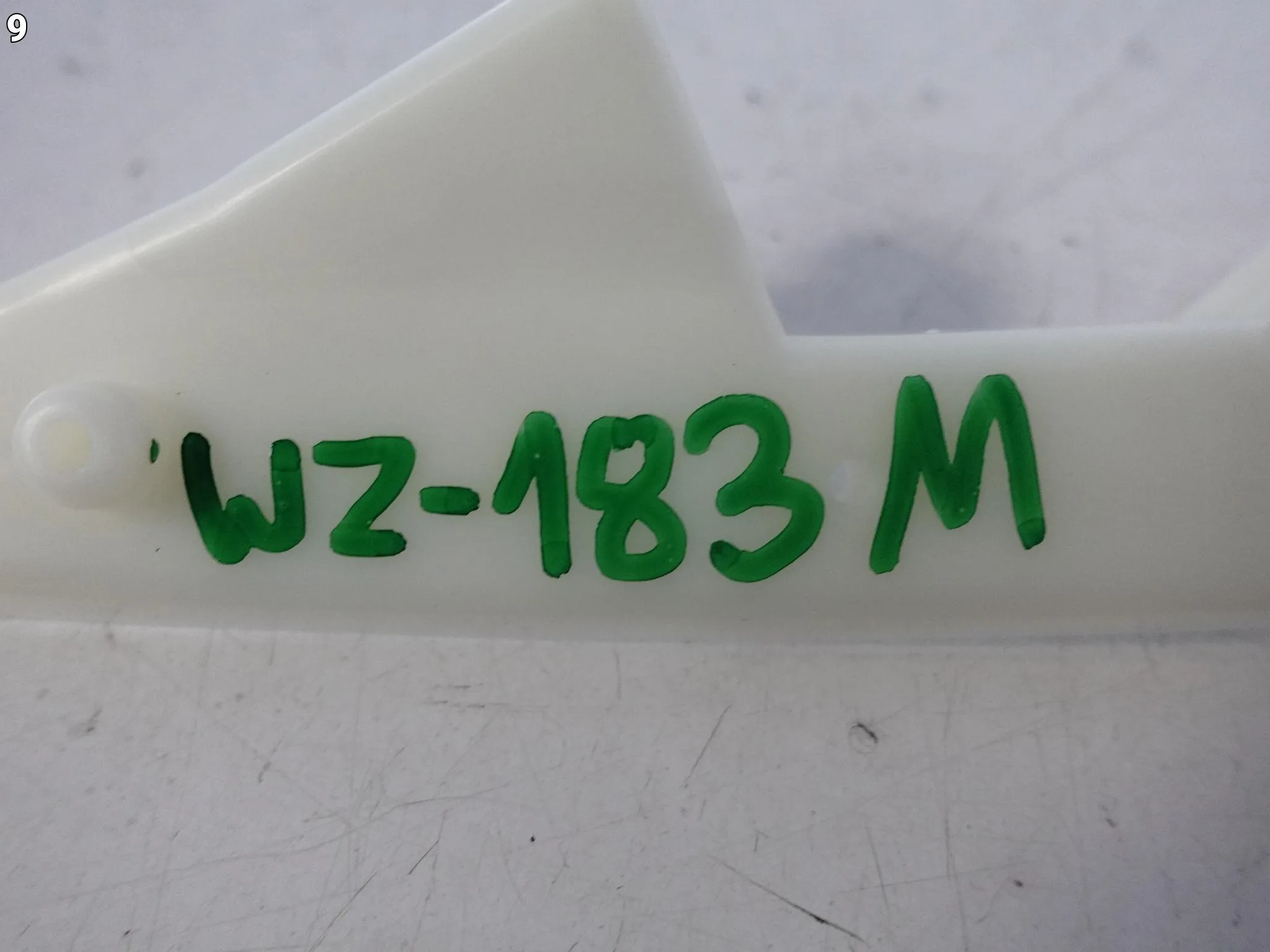 BMW M5 G90 G99 24- ŚLIZG MOCOWANIE WSPORNIK W ZDERZAK PRZÓD LEWY 8084945 0670598030f6ee507d2d6f7f55b42919