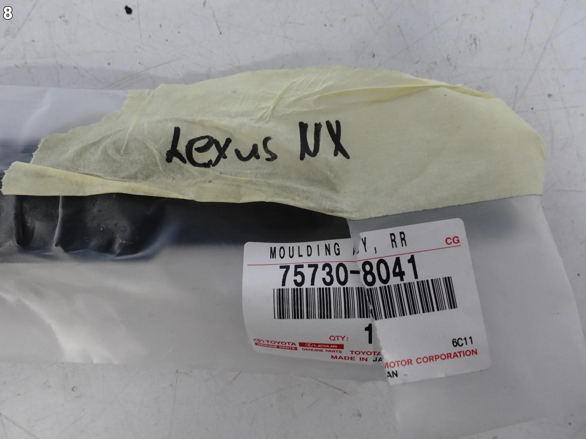 LEXUS NX II AZ20 21- LISTWA ZGARNIAJĄCA SZYBY DRZWI TYŁ PRAWA BLACK ORG ec28fbfa05d037e01f21e9ac46474d25